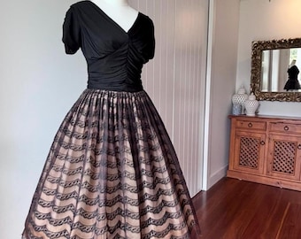 Vintage jaren 50 zwarte kanten cocktailjurk, jurk met volledige rok (S/M)