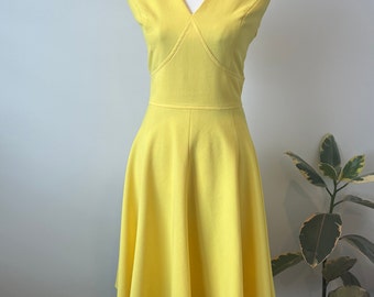 Jolie robe d'été classique jaune citron des années 60, coupe prince, moyenne grande