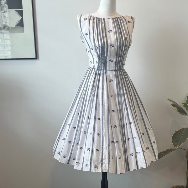 Superbe robe originale à rayures en coton blanc gris vintage des années 50 !