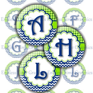 Op de afbeelding: Set van 10 ronde, 5 cm doorsnee, bedrukbare stickers met de letters A tot en met J in een donkerblauwe lettertype op een witte achtergrond. De stickers hebben een groen en wit chevron-patroon, een groen en wit stippenpatroon en een groen en wit strepenpatroon.