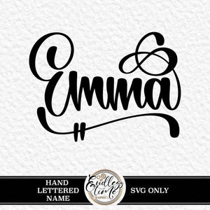 Könnte beinhalten: Der Name "Emma" in schwarzer, handgeschriebener Schrift mit dekorativen Schnörkeln. Darunter befindet sich ein schwarzes Banner mit der Aufschrift "Hand Lettered Name" und "SVG ONLY".
