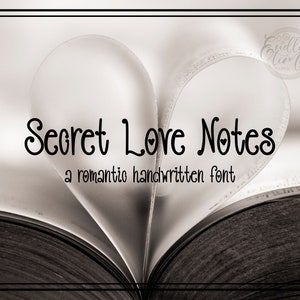 Pode incluir: Uma imagem em preto e branco de um livro com as páginas dobradas em forma de coração. O texto "Secret Love Notes" está escrito em uma fonte manuscrita com pequenos corações acima da palavra "Love". O texto "a romantic handwritten font" está escrito abaixo do título.