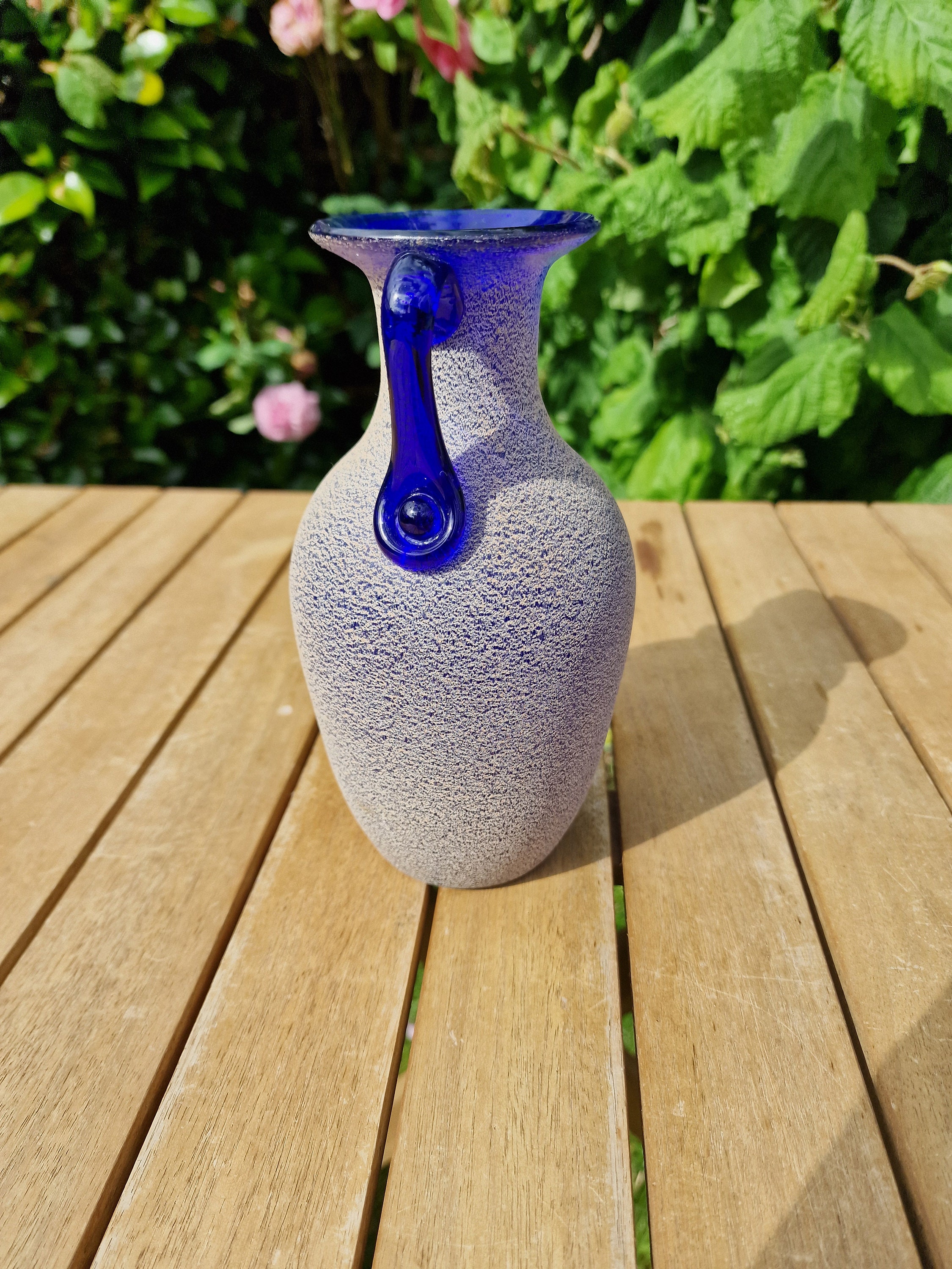 砂のような質感のデザインが施されたコバルトブルーのビンテージ