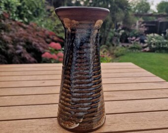 隆起したデザインと不規則な模様が特徴の、茶色と青のビンテージ