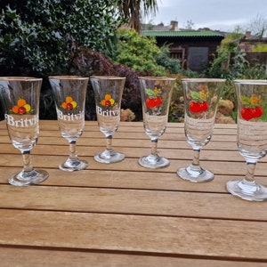 Six verres Britvic vintage au design tomate et fruits mélangés. Disponible individuellement.