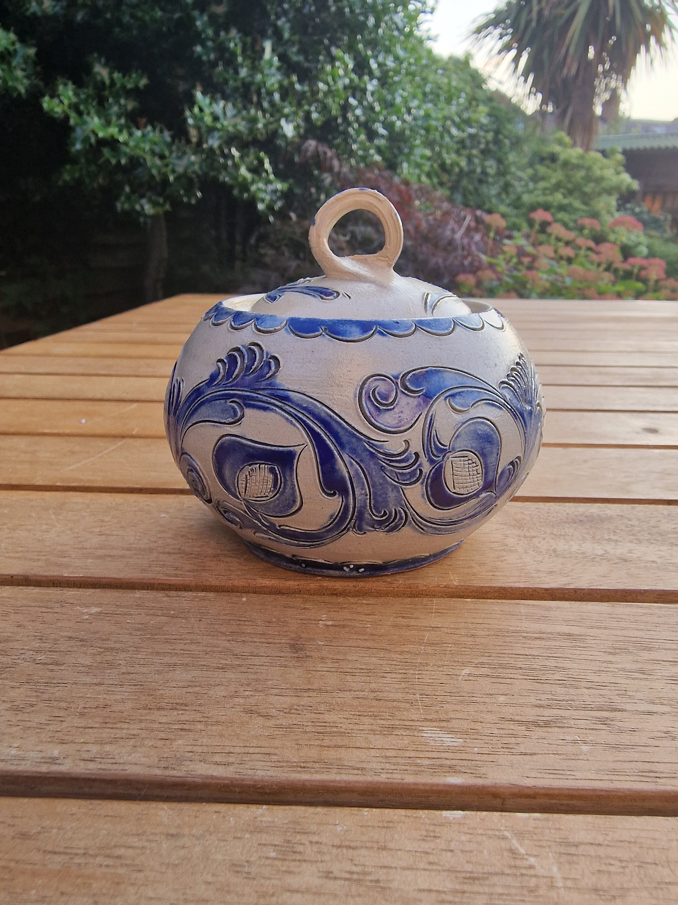 魅力的な青いデザインの蓋付きヴィンテージの白いボウル。おそらく