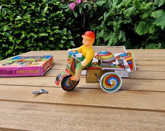 tricycle Jagaur vintage, fabriqué à partir d'étain et comprend la clé et la boîte d'origine vers les années 1950.