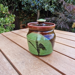 pot de confiture à couvercle vintage avec un joli motif marron et vert.