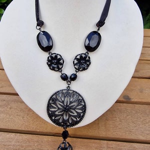 Collar o gargantilla en Y negro vintage con bonitos colgantes negros y detalle de borla.