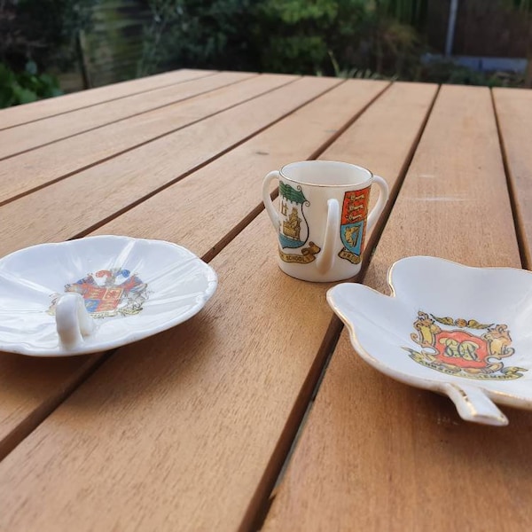 Tre piatti per gingilli modello vintage in miniatura disponibili singolarmente e tazza a tre manici con vari disegni di stemma
