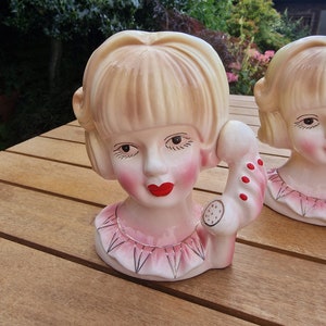 Eine Lady Head Vase, Mädchen mit Handymotiv einzeln erhältlich. Moderne Reproduktion.