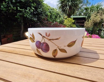 Vintage 1960s Royal Worcester fruit bowl with 'Evesham' pattern and attractive gold gilt handles.