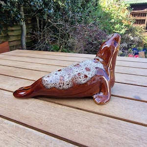 figurine de sceau en céramique vintage au design de glaçure goutte à goutte. Par Fosters Poterie.