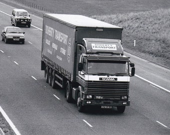 Foto de camión en blanco y negro, transporte Doherty, remolque con cortina ártica Scania 112, DUI 1578, 6x4 pulgadas