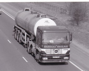 zwart-wit vrachtwagenfoto, Barrick's Flour, Mercedes Actros artic tanker, S932 RBE, 6x4 inch