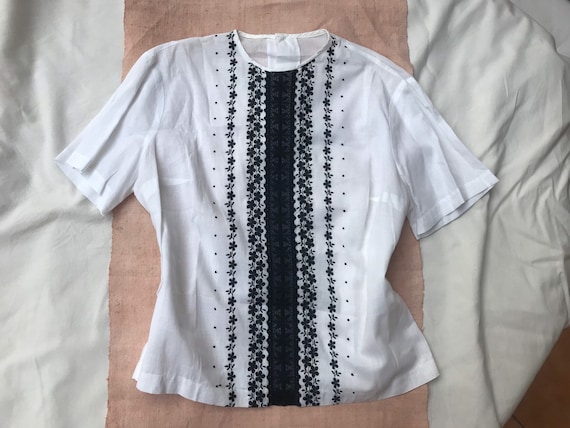 Vintage 1960s 60s white black embroidered floral H