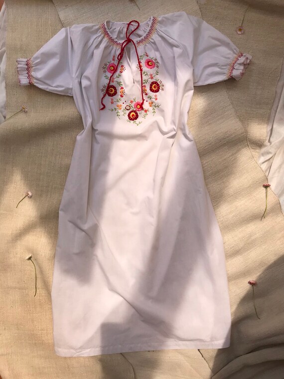 Vintage rare Hungarian peasant dress embroidered flor… Gem