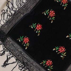 Antiquité hongroise Foulard à glands en velours de soie, foulard piano, petit musée paysan folklorique rare brodé floral noir vintage rare des années 30