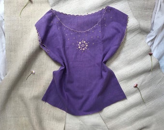 Vintage des années 60, 70, violet brodé à la main floral romantique lin coton festonné boîte coupe sans manches haut d'été chemisier français