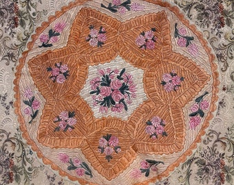 Ancien vintage des années 20 Hongrie Matyó soie broderie à la main pastel décoration nappe textile paysan rare floral rose folk napperon ovale des années 1920