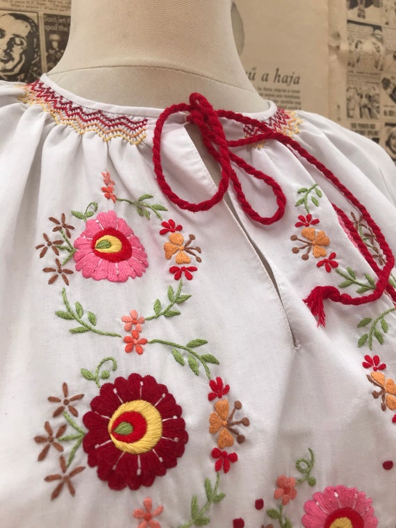 Vintage rare Hungarian peasant dress embroidered flor… Gem