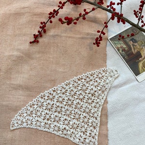 Antique vintage white triangle crochet lace trim diy sewing applique costume design jabot 1930s 30s finding haberdashery