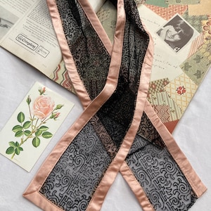 Foulard brodé en dentelle noire, satin de soie rose vintage antique, accessoire de ceinture des années 1920, rare rose mauve, fête des années 20, art déco