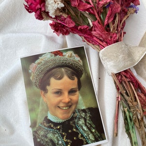 Carte postale ancienne vintage femme paysanne folklorique hongroise cadeau couleur broderie de Noël carte photo à collectionner image de voeux robe ethnique