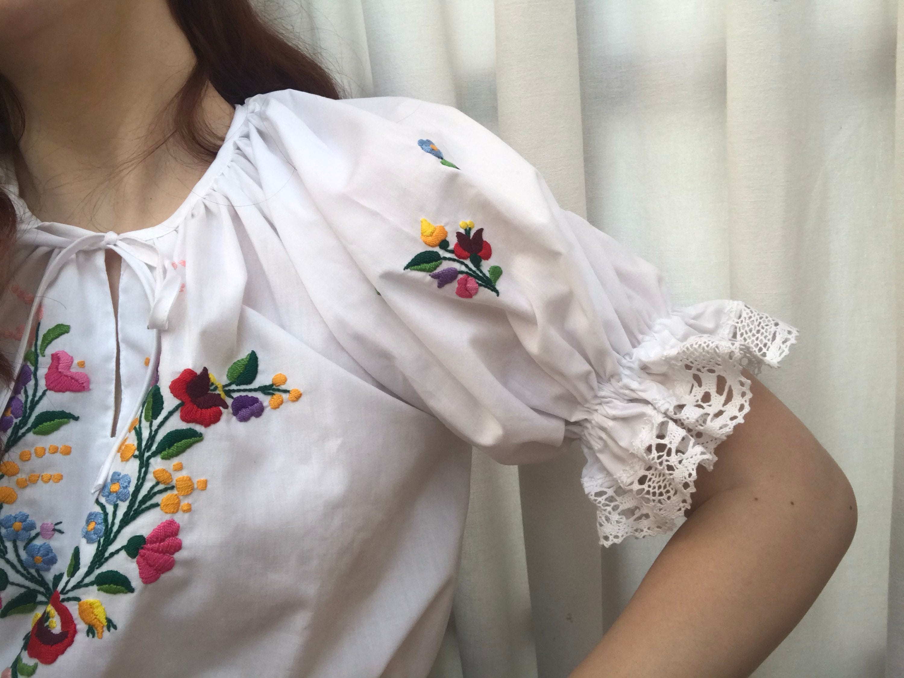 ハンガリーの手刺繍カロチャプルシュリクブラウストップス、フォーク 