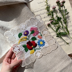 Vintage húngaro bordado à mão folk camponês matyó kalocsa tradicional toalha de mesa decoração algodão richelieau renda floral têxtil