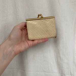 Vintage Creme Elfenbein echte Schlangenhaut Geldbörse Geldbörse Brieftasche Schlangenleder 1970er 70er Jahre schick Accessoire Leder gold Pillen Makeup Airpods Kontakte