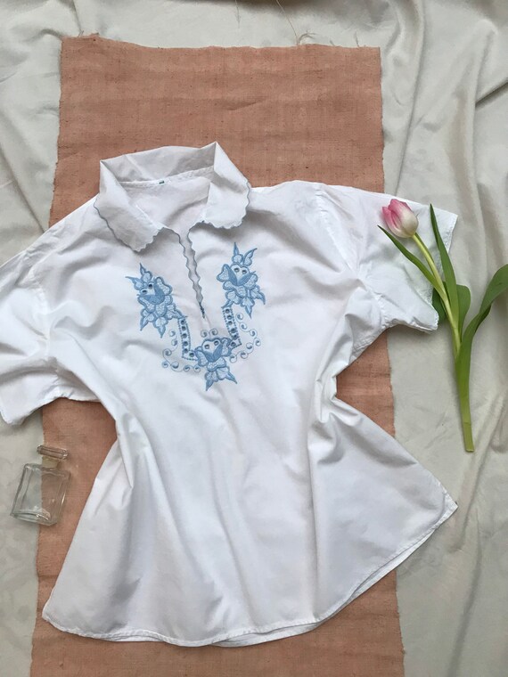 Vintage 40s 50s white and baby pastel blue hand em
