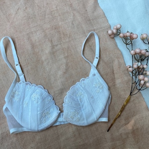 La Perla luxury italian designer vintage white small push up bra underwire white beige cream lace floral luxury lingerie 70B 32B bridal