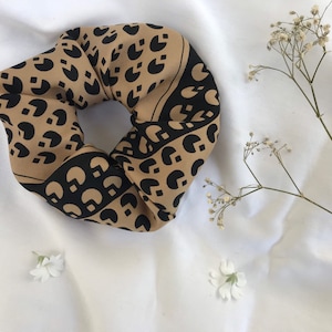 Vintage beige cream black pattern medium sized handmade scrunchie rouje french girl style summer hair accessory 60s 70s scarf silk