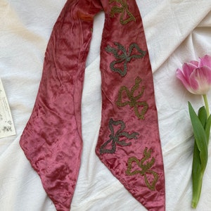 Écharpe vintage brodée en métal avec noeud en velours de soie vintage, accessoire de ceinture des années 1920, rare rose mauve, fête des années 20, art déco