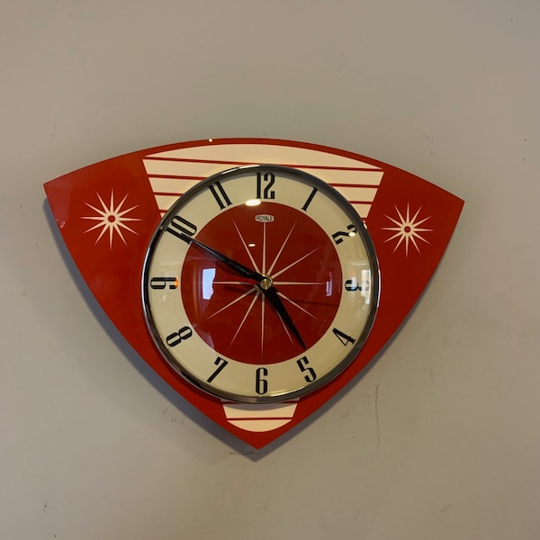 Horloge murale trianguloïde trianguloïde en formica lucite de Royale, style rétro Mid-Century Atomic Jetsons, rouge tomate et crème