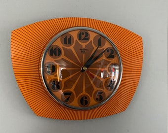 Horloge murale asymétrique Formica Lucite de Royale - Style rétro des années 1970 en orange mandarine