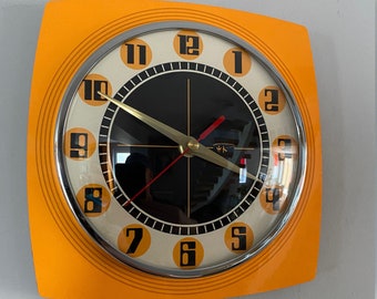 壁掛け時計プラスチック電気 2000。西ドイツ。スペースエイジ。世紀