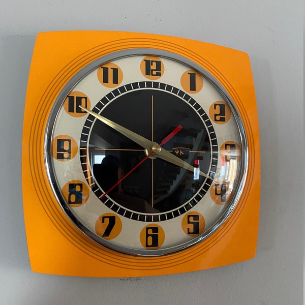 Horloge murale de caravane en formica gravée en couleur de Royale - Style rétro Mid-Century Atomic Jetsons en couleur mandarine.