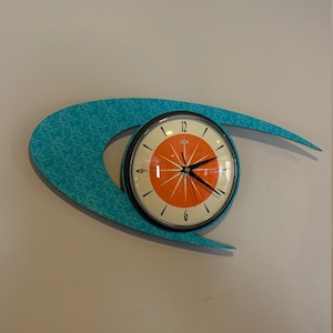 Farbgeätzte Lucite Resopal Wanduhr von Royale - Midcentury Atomic Boomerang Retro Stil in Türkis & Tangerine