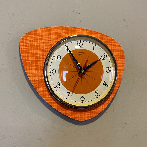 Horloge murale asymétrique faite main de style Queens Gambit en néon mandarine avec cadran en étoile de Royale - Mid-Century French Atomic Retro.