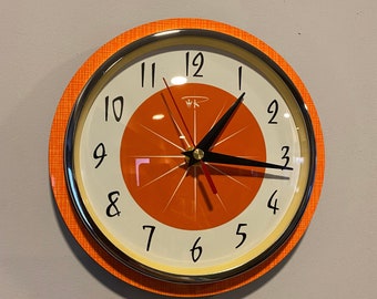 Horloge murale de cuisine pour caravane en formica gravée en couleur de Royale - Style rétro Mid-Century Jetsons en néon mandarine