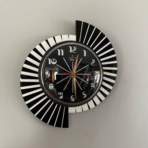 Colour Etched Lucite Formica Wall Clock from Royale - Midcentury Seventies Split Atom Retro style in Black & White