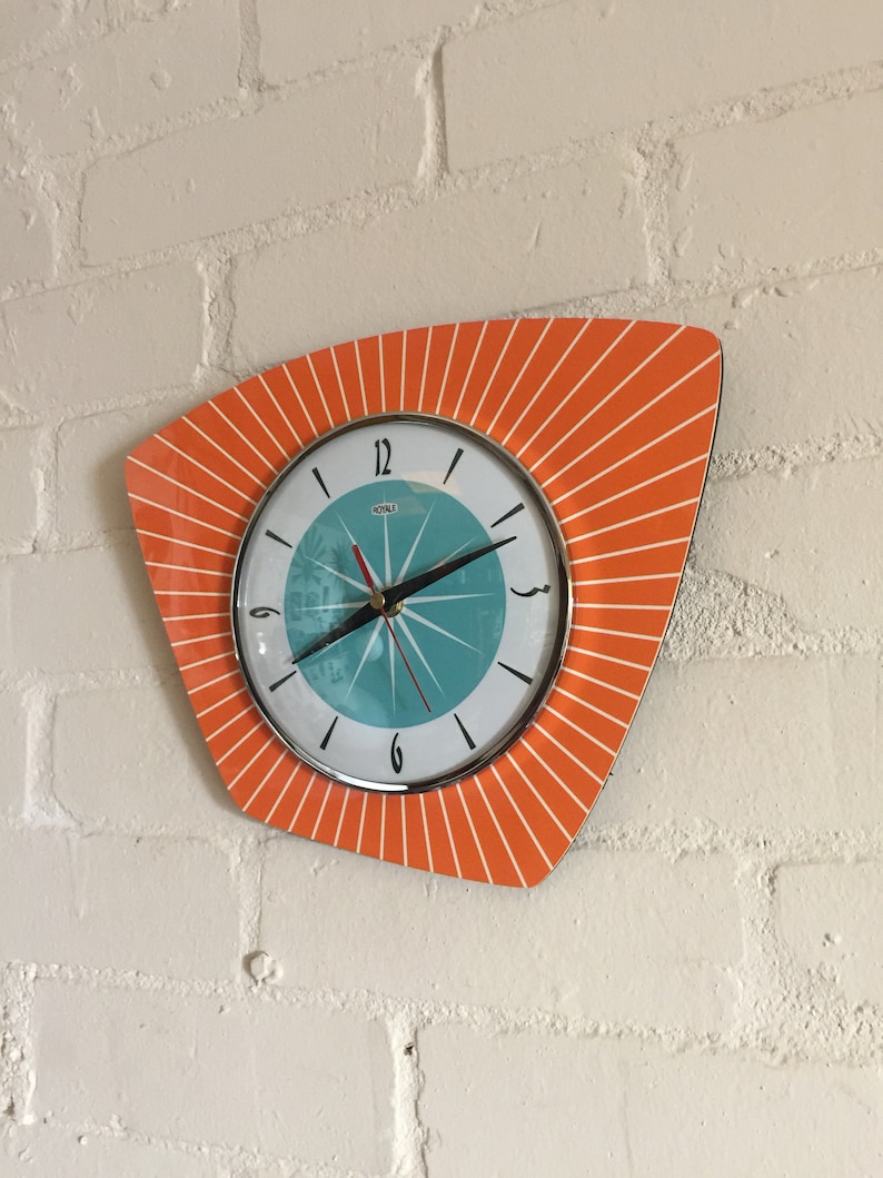 Horloge murale asymétrique faite main en formica mandarine avec visage turquoise de Royale Style rétro atomique français du milieu du siècle image 3