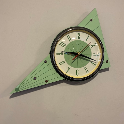 Horloge murale en étoile vert menthe : style atomique rétro des années 1970