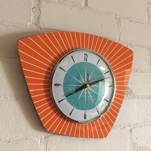 Horloge murale asymétrique faite main en formica mandarine avec visage turquoise de Royale Style rétro atomique français du milieu du siècle image 2