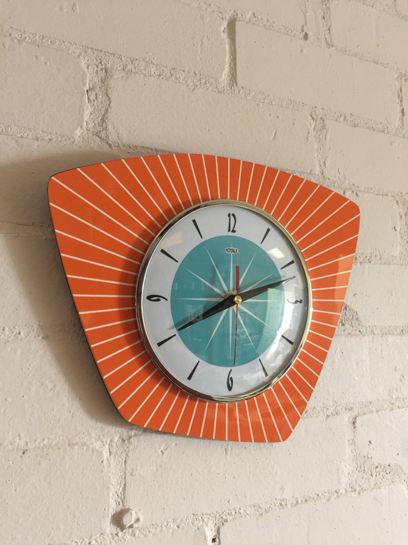 Horloge murale asymétrique faite main en formica mandarine avec visage turquoise de Royale Style rétro atomique français du milieu du siècle image 2