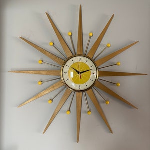27-Zoll-handgefertigte Mid-Century-Stil Starburst-Uhr von Royale - handgewachste blonde Teakholzstrahlen & mit 50er-Jahre-Stil-hummelgelbem Zifferblatt