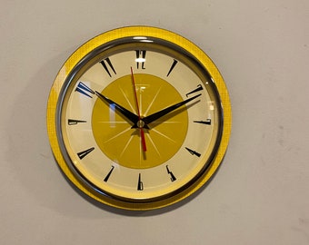 Horloge murale de cuisine pour caravane en formica gravée en couleur de Royale - Style rétro Midcentury Atomic Jetsons en jaune bourdon