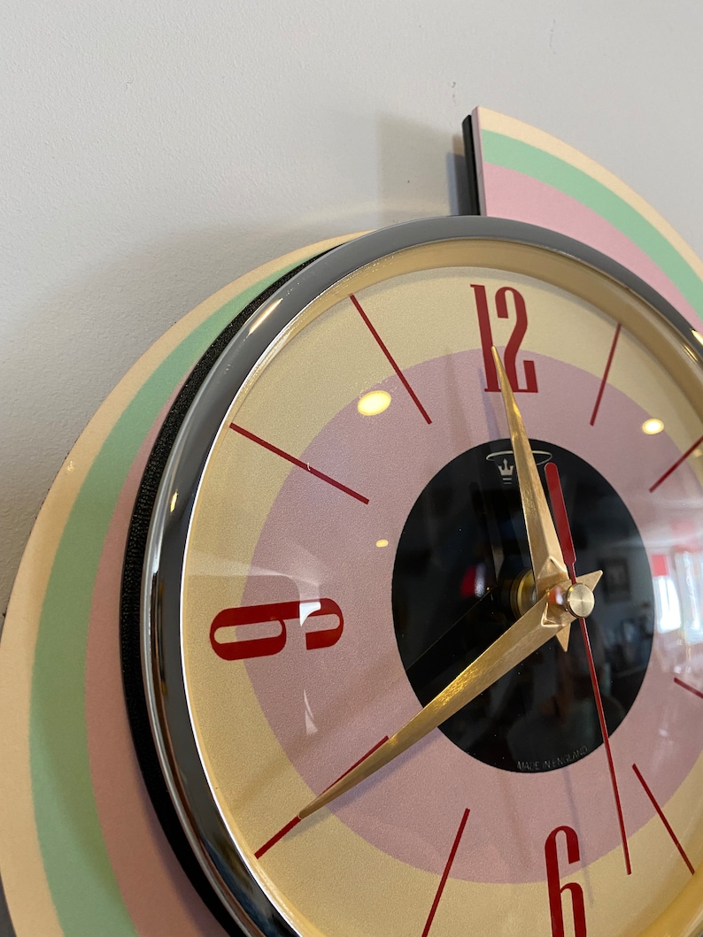 Horloge murale de caravane de météores en rotation, gravée en couleur de Royale Style rétro Mid-Century Jetsons rose vert crème. image 4